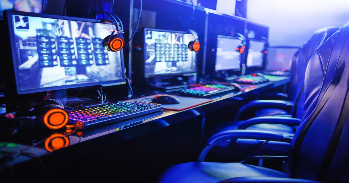 Lege esport-gamingstoelen en professionele computersetups klaar voor competitief spelen, met oplichtende headsets en toetsenborden